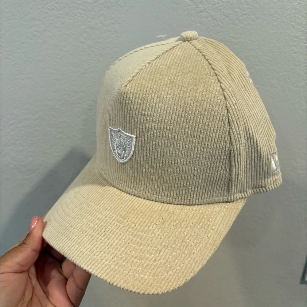 New Era Las Vegas Raiders Micro Corduroy Cream 9FORTY A-Frame SnapBack Hat OSFM - Picture 4 of 10